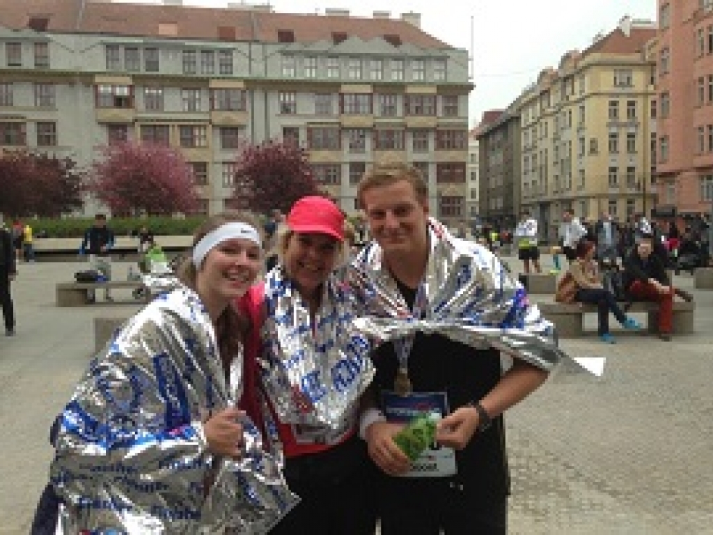Jana, Barbora e Richard in fine di Sportisimo Prague Half Marathon (2014)