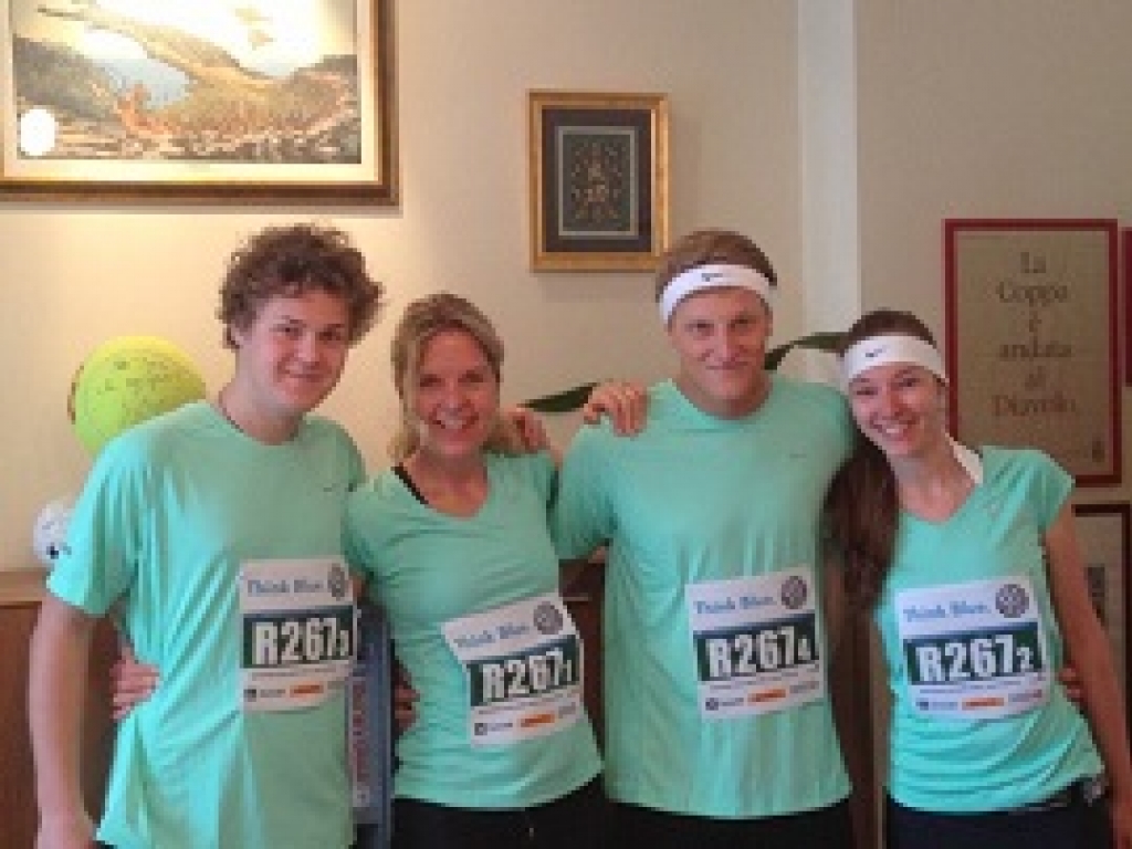 Nostra squadra Jana, Barbora, Jakub e Richard prima dell'inizio della gara di staffette Volkswagen Prague Marathon (2014)